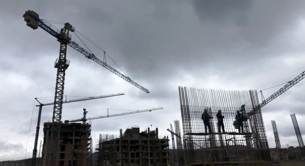 FMN paralajmeron: Stabiliteti financiar rrezikohet nga bumi i ndertimit